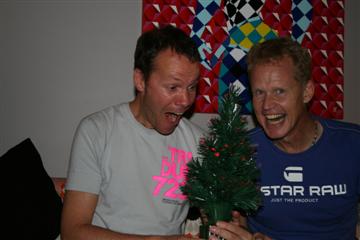 Tim en Richard bewonderen de nieuwe kerstboom.